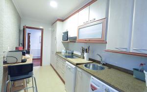 eine kleine Küche mit einer Spüle und einer Theke in der Unterkunft JUST-ROOM. Apartamento Angelica in Camargo
