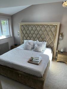 een slaapkamer met een groot bed met een groot hoofdeinde bij Large NEW Detached House Woolton, Families, FREE Parking, Massage, BBQ, Play room & MORE in Woolton