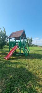 - une aire de jeux avec toboggan dans un champ dans l'établissement Vinogradski konak Belgrade, Sopot,Kosmaj, à Sopot