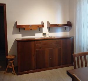 a kitchen with a counter with a sink and a stool at Casa Cozy - Comodo Appartamento in Asti Centro in Asti