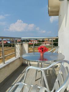 uma mesa com um vaso na varanda em Romantic room em Korçë