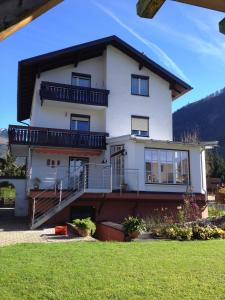 a large white house with a balcony at Ferienwohnung Piontek in Ebensee