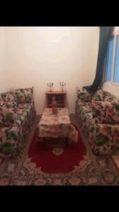een woonkamer met 2 banken en een tafel bij appartement à louer et vacances in Essaouira