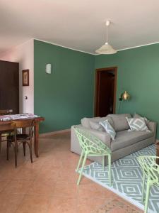una sala de estar con un sofá y una mesa en Casa vacanze 365 - verde, en Tortoreto Lido