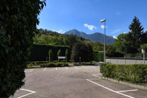 un parking vide avec des montagnes en arrière-plan dans l'établissement Hotel Internazionale, à Domodossola