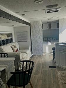 sala de estar con sofá y cocina en Comfy stay in private 2beds, 1bath kitchen RV, en Escondido