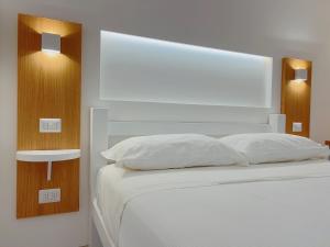 Ένα ή περισσότερα κρεβάτια σε δωμάτιο στο La Casa sulla Spiaggia Torre San Giovanni