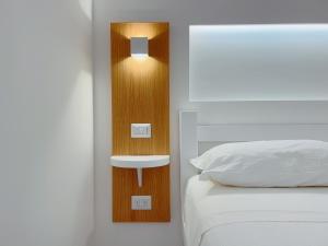 een slaapkamer met een bed en een nachtkastje naast een bed bij La Casa sulla Spiaggia Torre San Giovanni in Torre San Giovanni Ugento +19 foto's