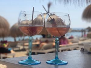 twee glazen wijn bovenop een tafel bij Studio La Carihuela in Torremolinos