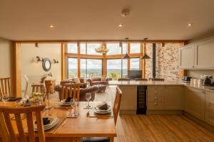 cocina y sala de estar con mesa y sillas en Valley View Luxury Lodges Gamekeepers 4 Bedroomed, en Preston