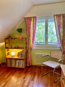 een kamer met een boekenplank en een raam bij Maison à louer in Saint-Prex