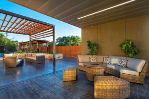 un patio con sofá, sillas y mesa en Courtyard by Marriott Austin Dripping Springs en Dripping Springs