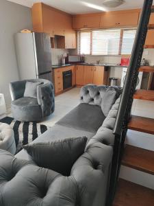 sala de estar con sofás y sillas en la cocina en Kyalami Boulevard Estate, Kyalami Hills ext 10 Robin Road Midrand en Midrand