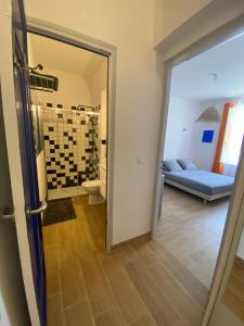 Łóżko lub łóżka w pokoju w obiekcie Studio neuf et lumineux - Ajaccio centre - Place Miot/Albert 1er