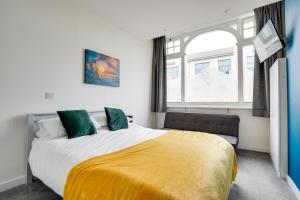 Un dormitorio con una cama grande y una ventana en Homesly Guest Rooms, Comfortable En-suite Guest Rooms with Free Parking and Self Check-in, en Berwick-Upon-Tweed