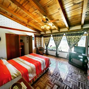 1 dormitorio con cama y techo de madera en Don Polo casaboutique, en Valle de Bravo