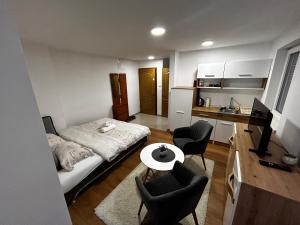 1 dormitorio con 1 cama, mesa y sillas en Apartmani Venci Travnik en Travnik