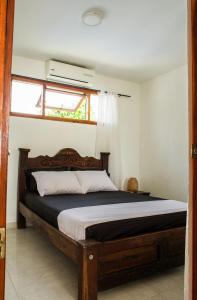 1 dormitorio con 1 cama grande en una habitación en HOSTAL LA BOQUILLA, en Cartagena de Indias