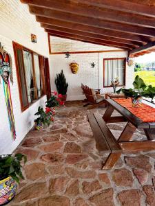 un patio con mesa de madera y suelo de piedra en Don Polo casaboutique, en Valle de Bravo