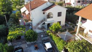 una vista aérea de una casa blanca con patio en Apartments Reinić, en Novigrad Istria
