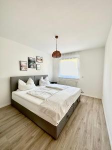 sypialnia z dużym łóżkiem i białymi ścianami w obiekcie Dream Apartments w mieście Hohenems