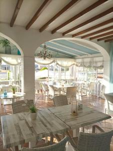 Un comedor con mesa y sillas de madera. en Hotel Carmen, en La Carlota