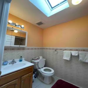 A bathroom at Business & Family Friendly Balcony Jacuzzi Free Park