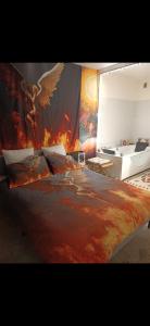 Schlafzimmer mit einem Bett mit Wandgemälde in der Unterkunft Douceur sucré in Boulogne-Billancourt