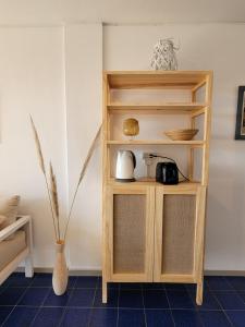 una estantería de madera con tostadora en Apartamentos Alborada en La Paloma