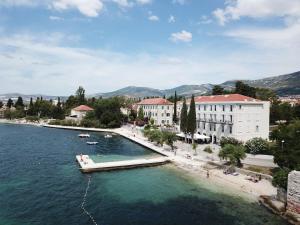 una vista aérea de un río en una ciudad en Hotel Štacija en Kaštela