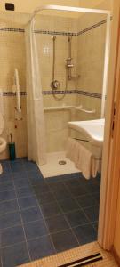 uma casa de banho com um chuveiro e um lavatório. em Hotel Trinacria em Palermo