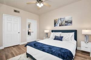 a bedroom with a bed and a ceiling fan at Ultimate Retreat Near GALLERIA-POOL in Houston