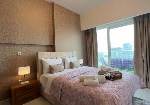 Postel nebo postele na pokoji v ubytování MH- REVA Downtown Canal & Burj View -1BHK Ref 2617