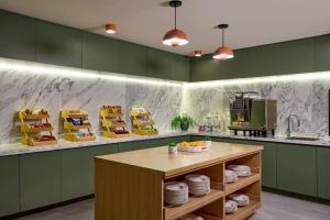 Una cocina o cocineta en Delta Hotels by Marriott New York Times Square