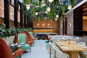 Un lugar para sentarse en Delta Hotels by Marriott New York Times Square