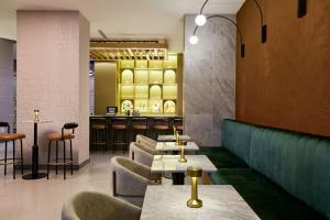Un lugar para sentarse en Delta Hotels by Marriott New York Times Square