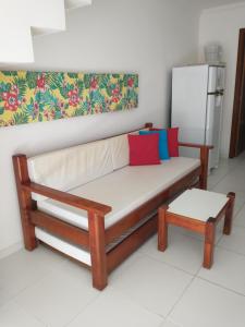 um sofá e uma mesa num quarto em Recanto Taperapuan Residencial Mont Carmelo em Porto Seguro