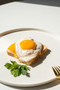 加爾各答的住宿－Hotel Sweet Dream，盘子里一块面包上的鸡蛋