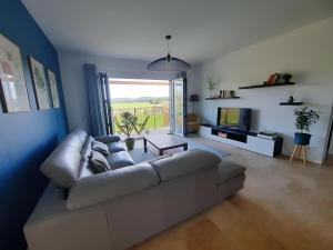 sala de estar con sofá y TV en Gîte à la ferme avec sauna, forêt de Fontainebleau, en Milly-la-Forêt