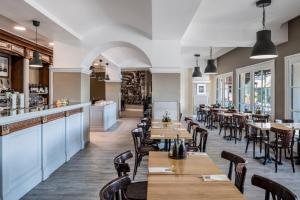 um restaurante com mesas e cadeiras de madeira e um bar em Marriott's Village d'Ile-de-France em Bailly-Romainvilliers