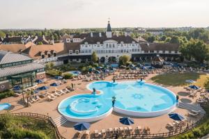 貝利羅曼維利而的住宿－萬豪度假巴黎省酒店，享有度假胜地的空中景致,设有2个游泳池