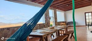 una hamaca en la sala de estar de una villa en FAMILY HOME WITH POOL, Fuerteventura-Gran Tarajal, en Juan Gopar