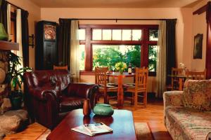 a living room with a couch and a table at Blackbird Inn in Napa