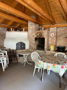 cocina con mesa, sillas y chimenea en Diófa Apartmanház, en Kapuvár