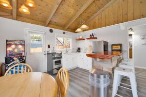 een keuken met witte kasten en een houten plafond bij 2294-Storyville cabin in Big Bear Lake