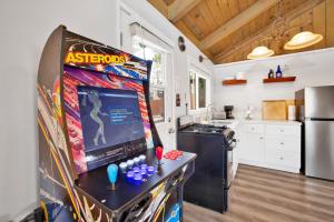 een keuken met een koelkast met een spel bij 2294-Storyville cabin in Big Bear Lake