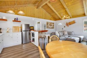 een keuken en een woonkamer met een houten plafond bij 2294-Storyville cabin in Big Bear Lake