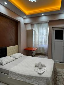 Кровать или кровати в номере Mardin Expert Otel