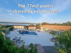 2 casas comparten una piscina. en Vila s jacuzzijem i bazenom Mavrinac, en Nerezine
