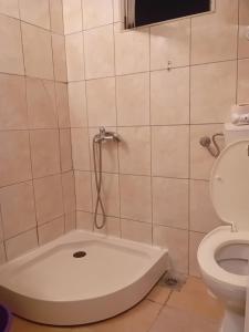 een badkamer met douche en toilet bij Sara apartments in Budva +26 foto's
